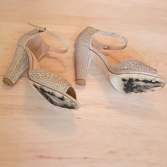 De Blossom Collection Peep Toe Rhinestone Ankle Strap Champagne Heels Size 6 1/2 - Picture 6 of 12
